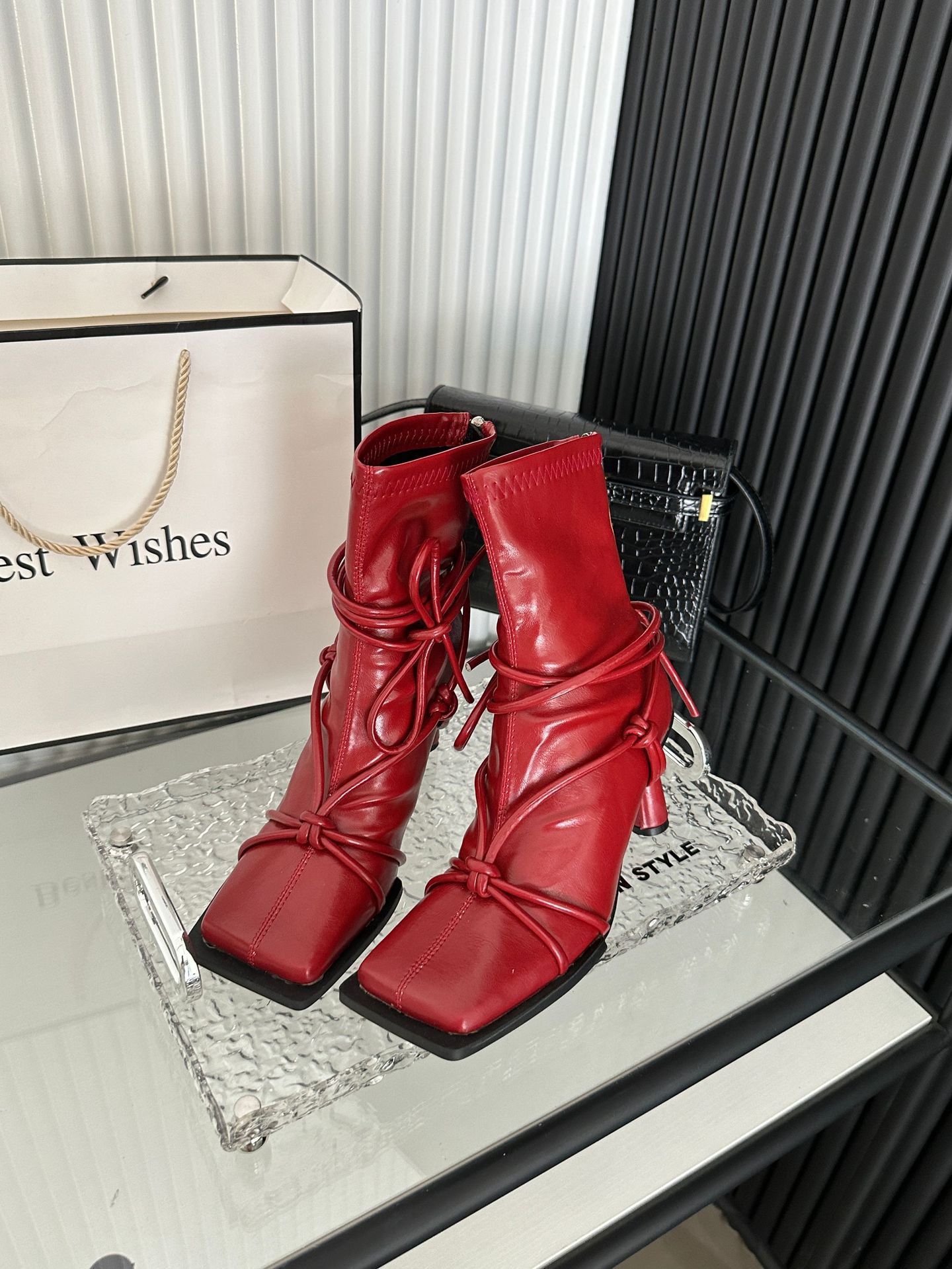 

2025 European and American square head design sense fashion autumn and winter niche strap fashion boots retro thin boots 40 красный