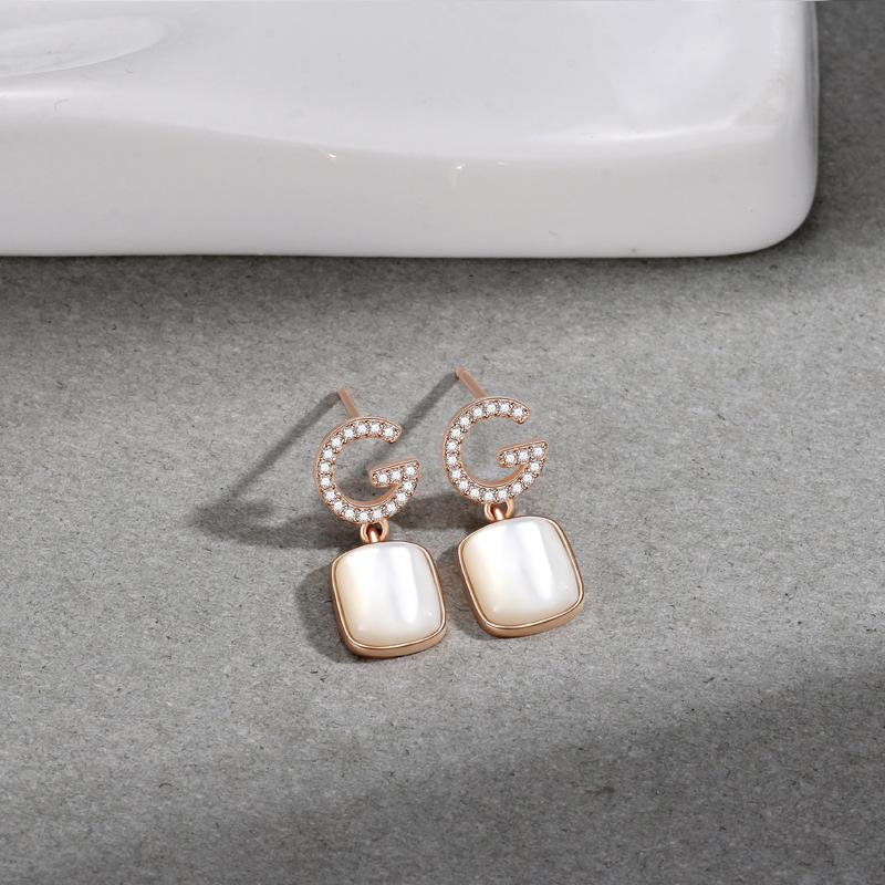 

Серьги-фритиллярии с буквой G. Женские серьги-фритиллярии для творческой личности. Универсальные серьги-фритиллярии с бриллиантами.