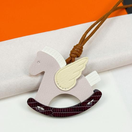 Väskhänge Miljövänlig Gunghästnyckelring i konstläder med repsnodd Vingdesign Väskor Biltillbehör