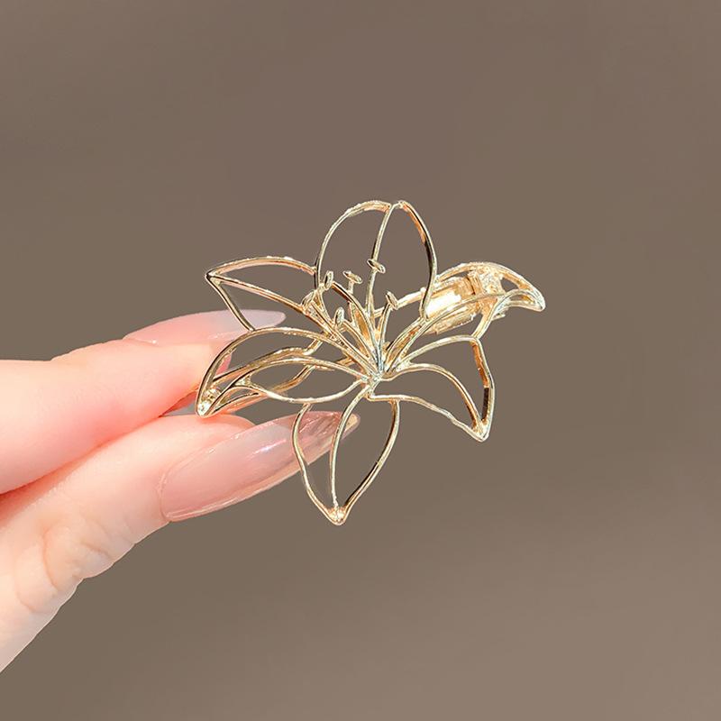 Simple Hollowed-out Floral Brooch for Women Exuding A Sense of High-end Fashion and Elegance It Is A Brooch Accessory for Suit Shirts