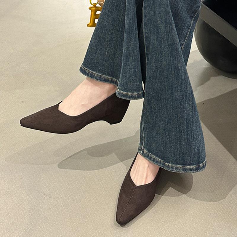 

Pointed shoes single shoes women s shallow mouth 2025 autumn new suede women s shoes one pedal beautiful thick heel Mary Jane shoes 39