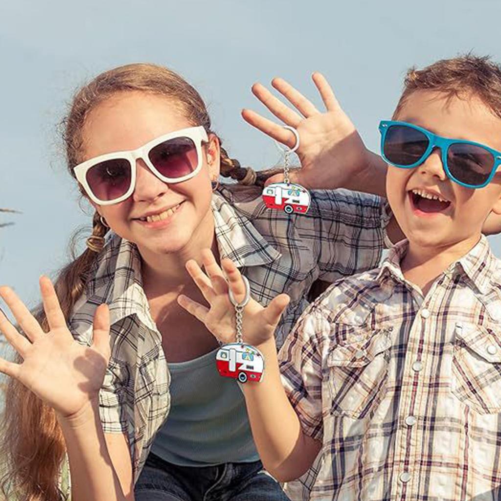 Modischer doppelseitiger Metall-Campinganhänger-Schlüsselanhänger-Charm-Anhänger-Accessoire für Camping-Paare, Camper, Enthusiasten