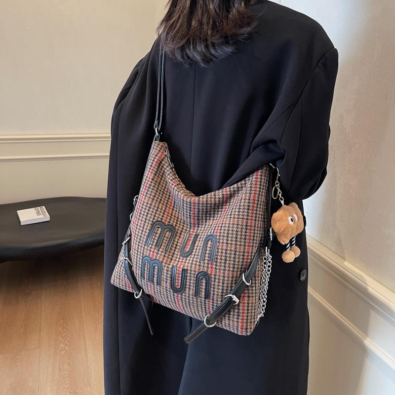 Large-capacity tote bag, simple commuter plaid commuter bag, women's 2025 autumn and winter new fashion shoulder armpit bag