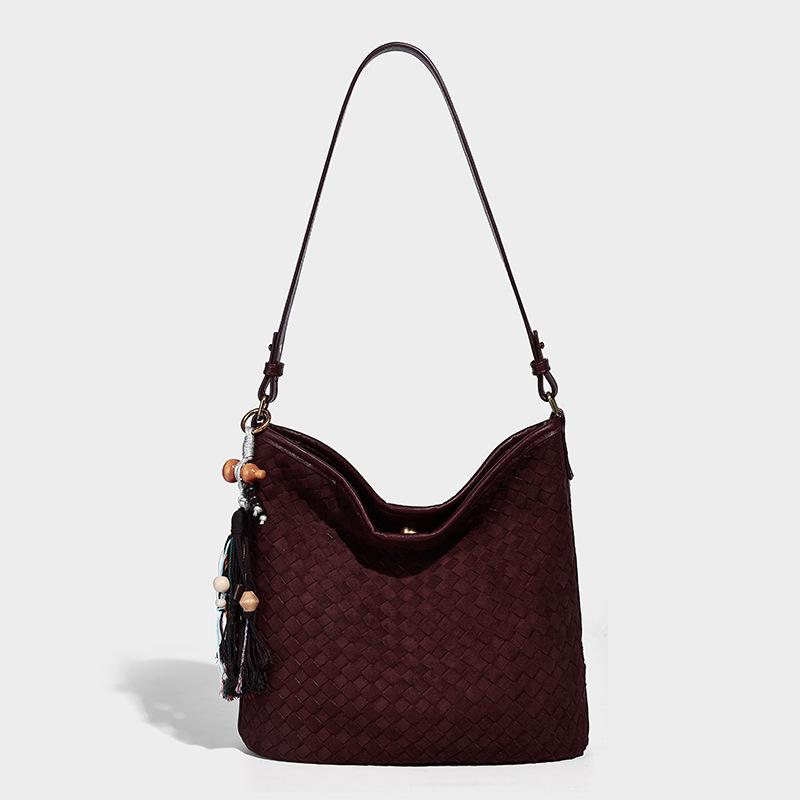 

2025 Fall/Winter New Fashionable Retro Woven Handbag, Niche High-End Large Capacity Shoulder Crossbody Bucket Bag 26*13*27CM красный