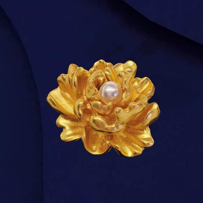 Elegant Gold Color Peony Flower Brooch For Women 1Pcs Plant Pin For Graduation Ceremony Fashion Wear
