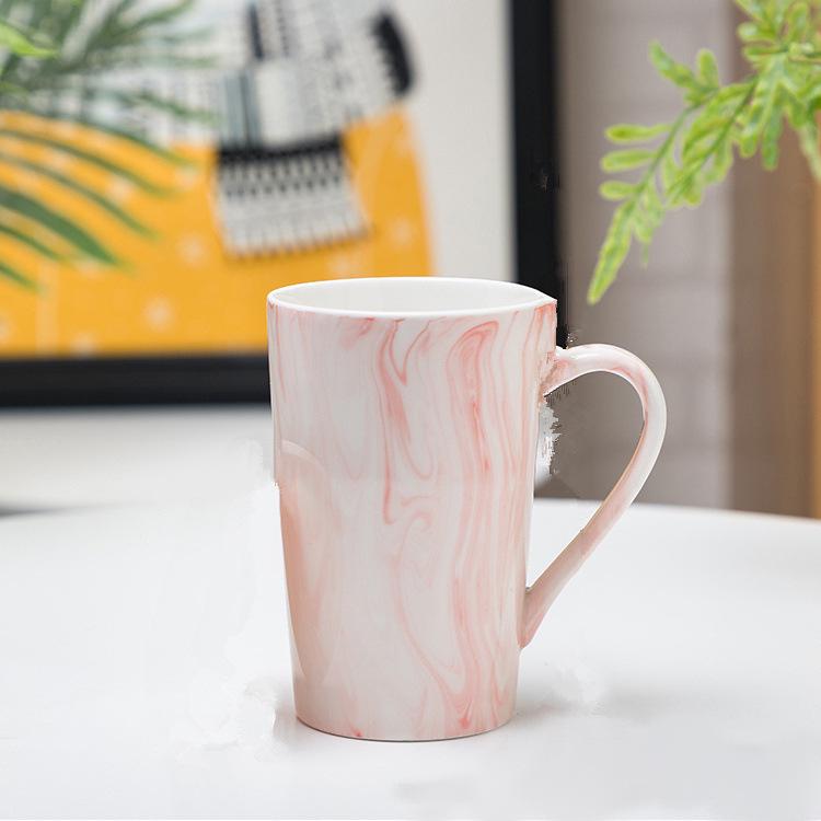 Elegant Marble Pattern Mug with Gold Trim, Spoon Lid, and Custom Logo - Ideal for Coffee or as a Souvenir Gift.