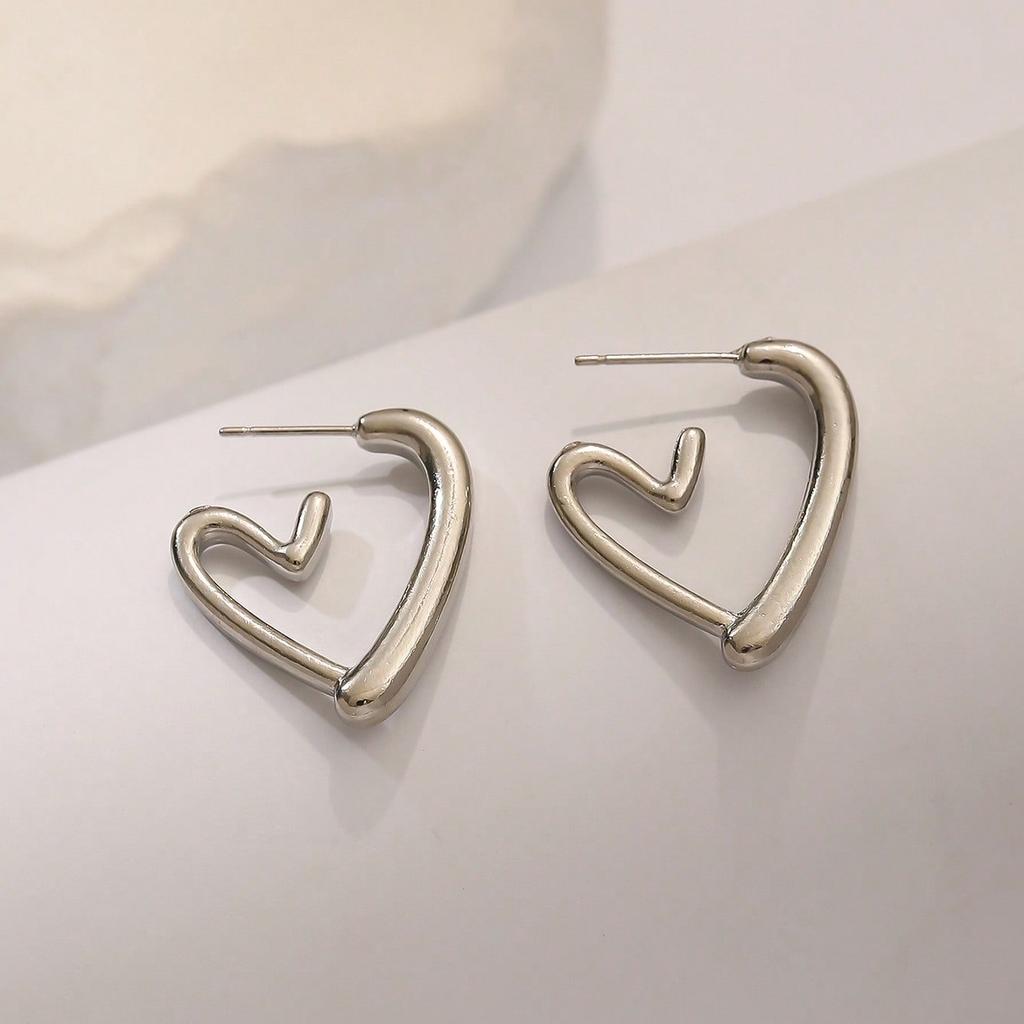 1 par de Brincos de Metal em Forma de Coração para Mulheres, Brincos Simples e Versáteis, Presente de Dia dos Namorados para Acessórios de Uso Diário
