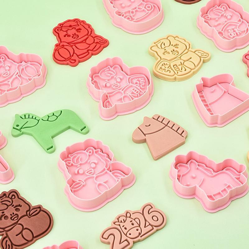 Year Of The Horse Cookie Cutters Chinese New Year 3D Cartoon Horse Shape Pressable Biscuit Mold Cookie Stamp Kitchen Baking Tool