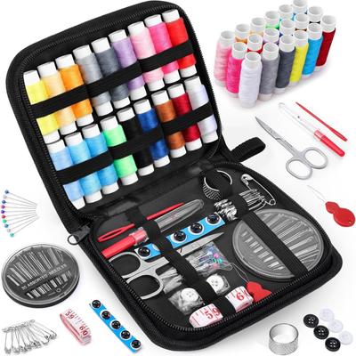 Kit de costura compacto e portátil para iniciantes e profissionais inclui agulhas, linha, tesoura e outros acessos essenciais