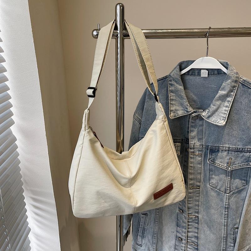 Niche design bag new trendy fashion shoulder bag simple 2025 solid color leisure commuting large capacity tote bag