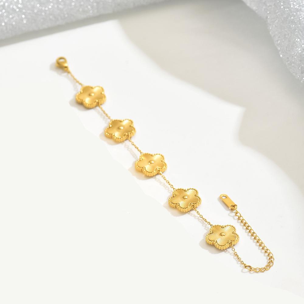 Elegant Five-Petal Flower Women's Bracelet - Luxurious, Shiny, and Minimalistic