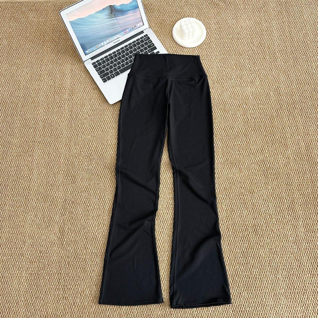 Spodnie ALO Yoga: Uczucie drugiej skóry, Wysoki stan, Podnoszące pośladki, Lekko rozszerzane, Krótkie, Modelujące sylwetkę, Elastyczne, Spodnie dopasowane do sportu i fitnessu.