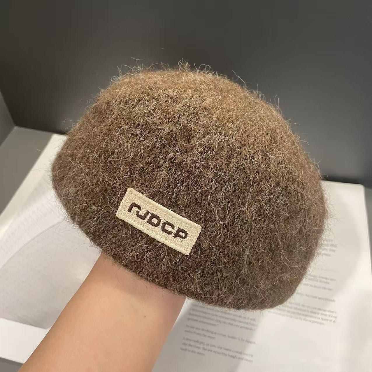 

Модный берет в корейском стиле для женщин на осень и зиму. Новый теплый берет, подчеркивающий темперамент и лицо. Берет маленького художника. M（56-58cm）