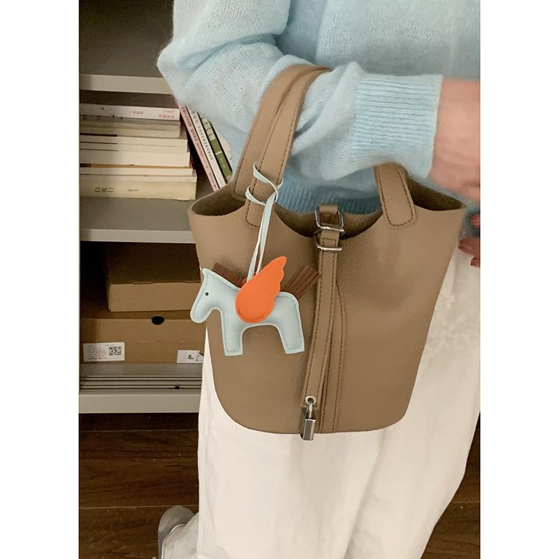 A Fresh and Simple Hand-held Vegetable Basket Bag, A Fashionable and Niche Bucket Bag, and A Versatile Crossbody Bag