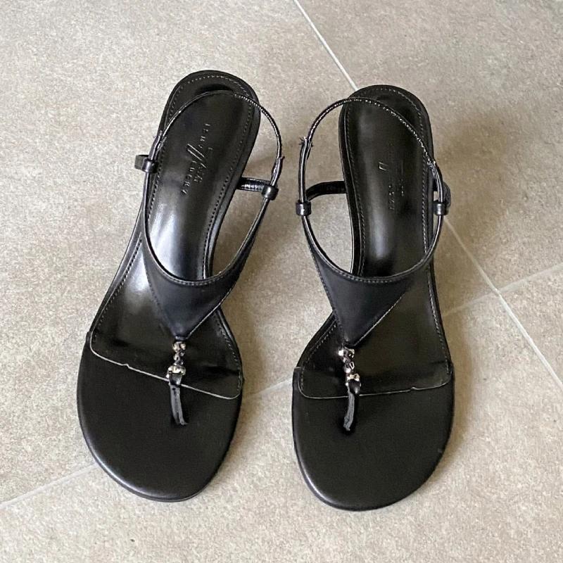 Fashion Comfort Clip Toe Design Brand Flip Flops Women Fashion Metal Chain Decoration Ankle Strap Slide Sandals Elegant Zapatos De Mujer