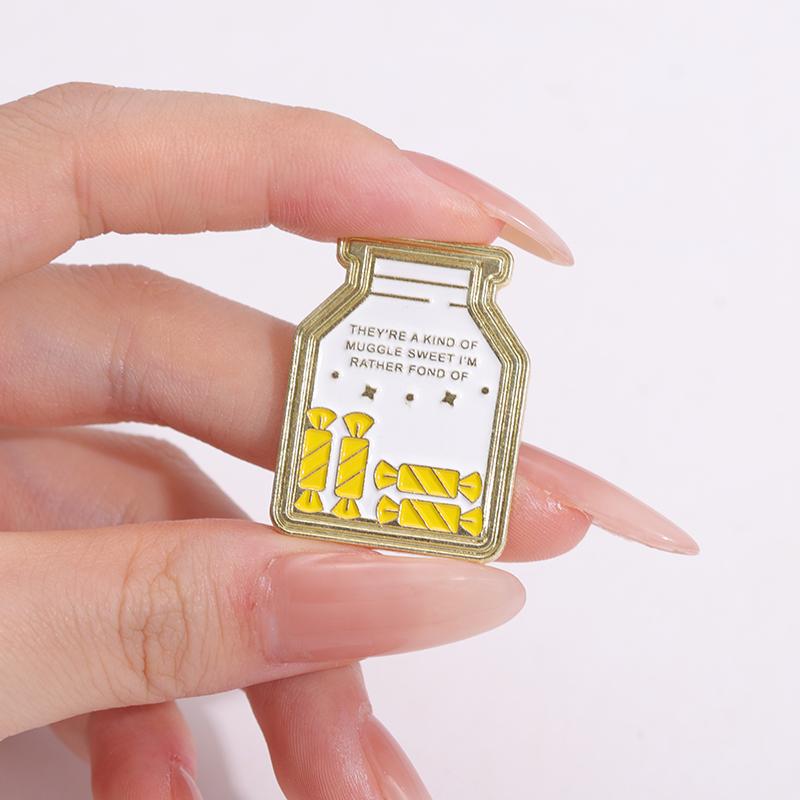 Wizarding World Abzeichen Emaille Anstecknadeln Individuell SIE SIND EINE ART MUSKEL SÜSS Broschen Reversabzeichen Punk Schmuck Geschenk für Fans Freunde