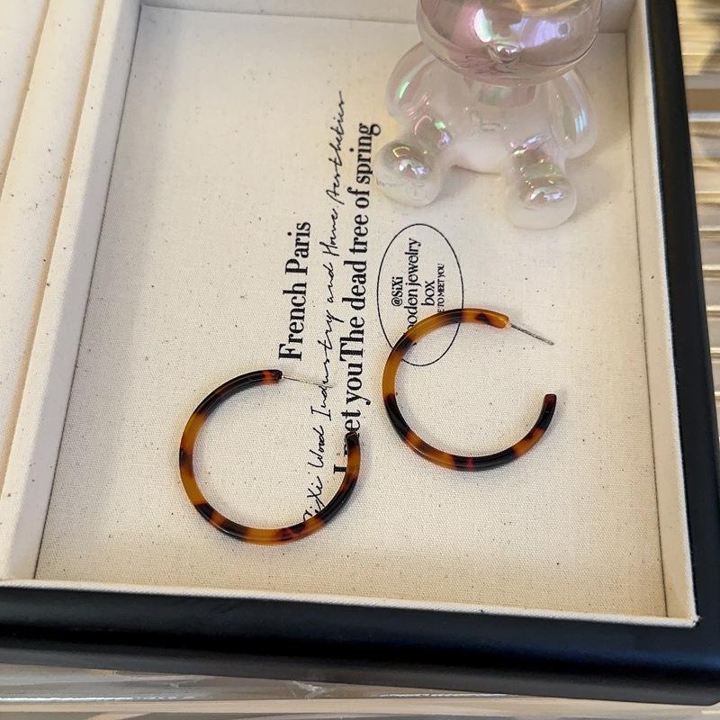 Amber Leopard Print Hoop Earrings for Women, Autumn/Winter 2026 Retro Hong Kong Style, High-End Large Hoops