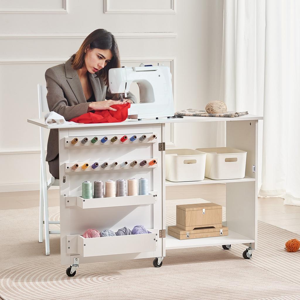 VEVOR Tavolo da Cucito Pieghevole, Tavolo Multiuso per Macchina da Cucire con Design Compatto, Ruote, Ripiani, Vaschette Portaoggetti, Pioli in Legno e Ante Magnetiche