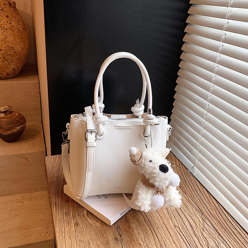 Retro large-capacity high-quality textured handbag, new autumn and winter shoulder messenger bag, versatile bucket bag.