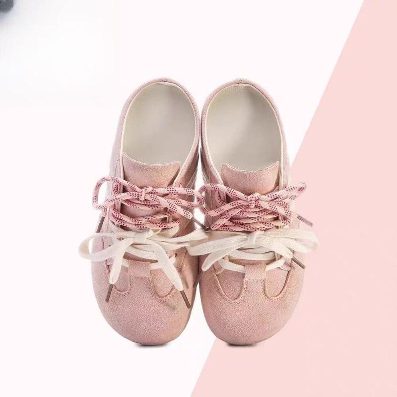 Ein neuer Stil von lässigen Retro-Schuhen, dünnsohlig, vielseitig für Sport, rundzehig, mit flachem Boden und bequem