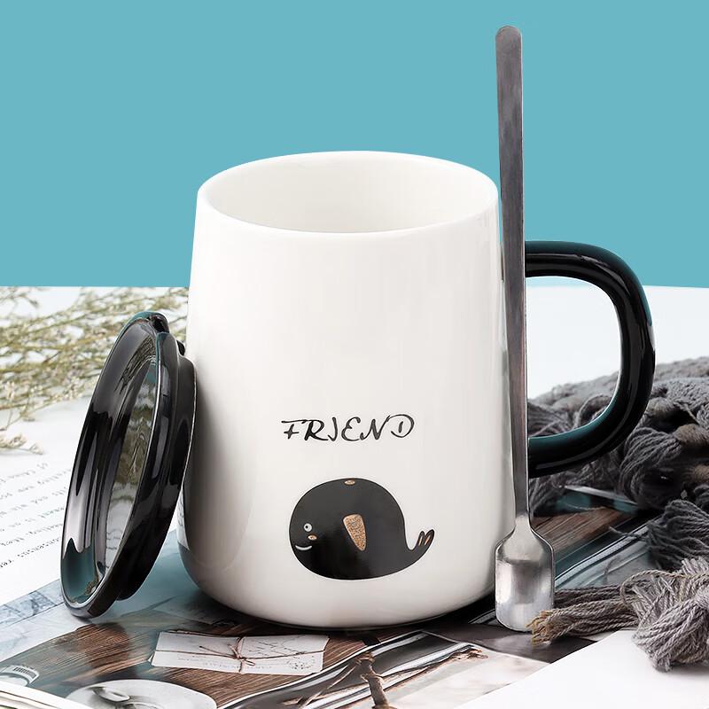 Keramik-Kaffeebecher mit Deckel und Löffel