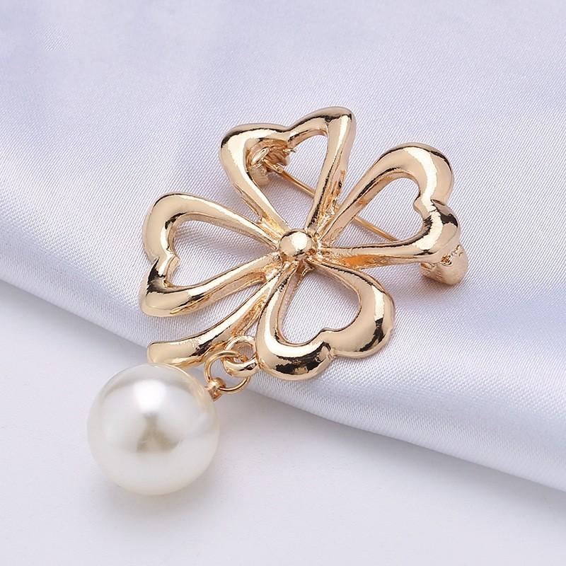 

Маленькая брошь, брошь-антиблик с жемчужным четырехлистным клевером, высококачественная брошь, бесшовная пуговица-антиблик, универсальные аксессуары-булавки