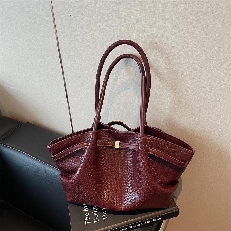 Retro bag women's large capacity autumn and winter casual niche shoulder underarm bag pleated tote bag