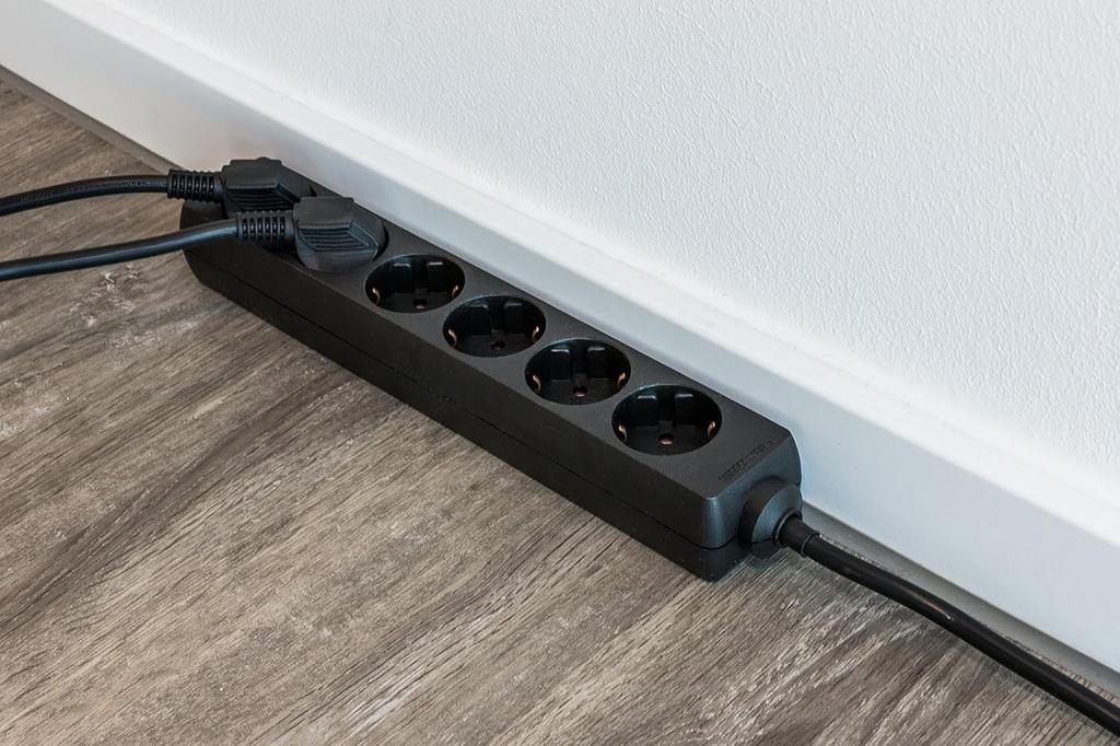 LogiLink Power Strip with 6 Sockets with Protective Contact, Black 1.5m