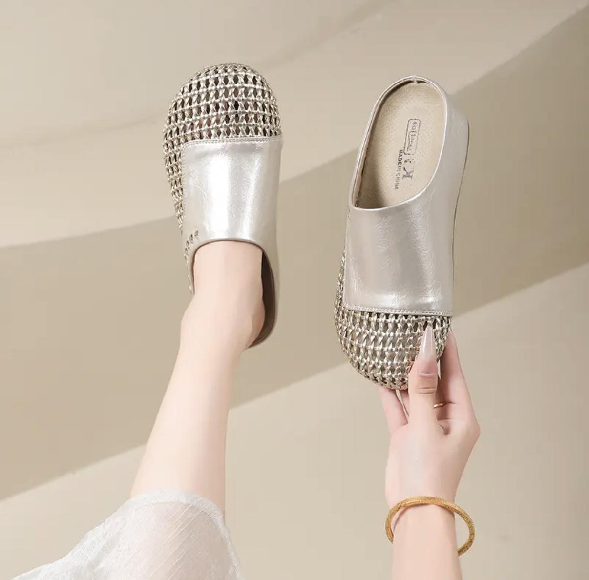 

Баотоу полутапочки женские летние для улицы прохладные тапочки 2025 новые на толстой подошве со скрытой платформой полая плетеная обувь на одном ремешке 40 серебряный