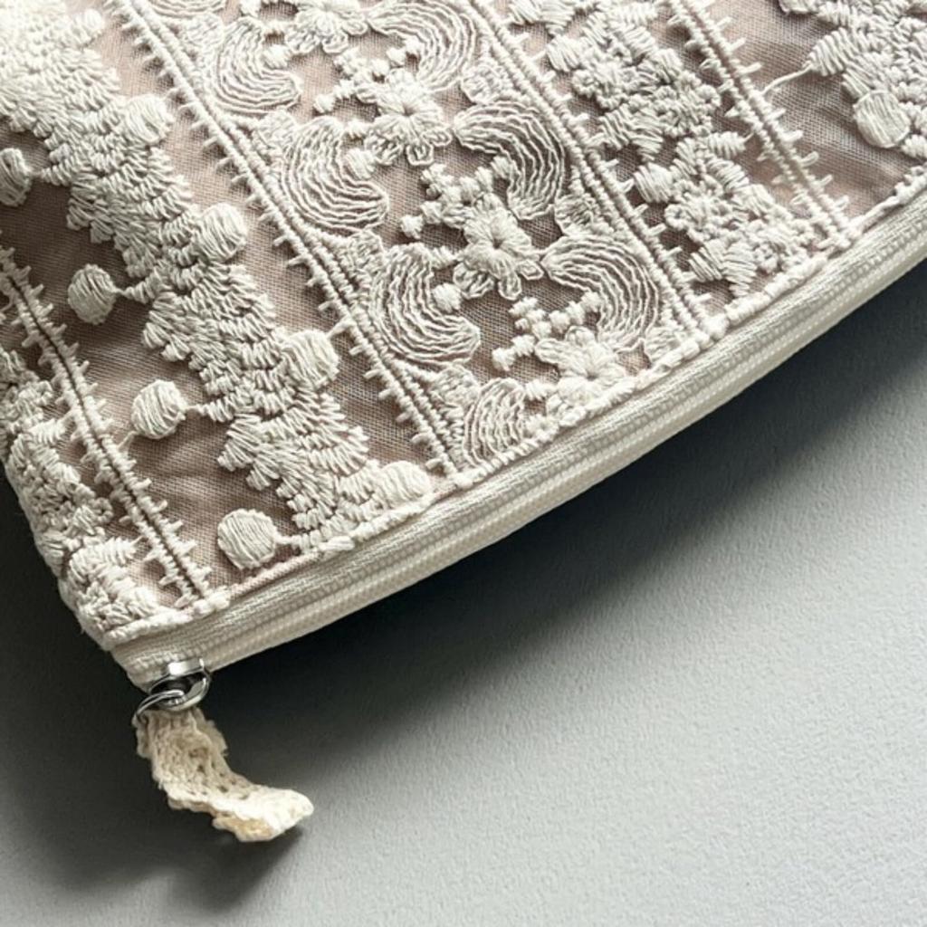 Vivienne 13 x 20 x 5 cm Clio Series Lace Embroidery Accessory Case WK2505A1 [Pouch Beige]