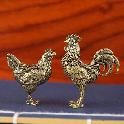 Elegancka Mosiężna Figurka Koguta - Misterna Złota Dekoracja Rękodzielnicza do Domu, Biura lub na Prezent, Szczegółowy Grzebień Piór, Rustykalny Stół