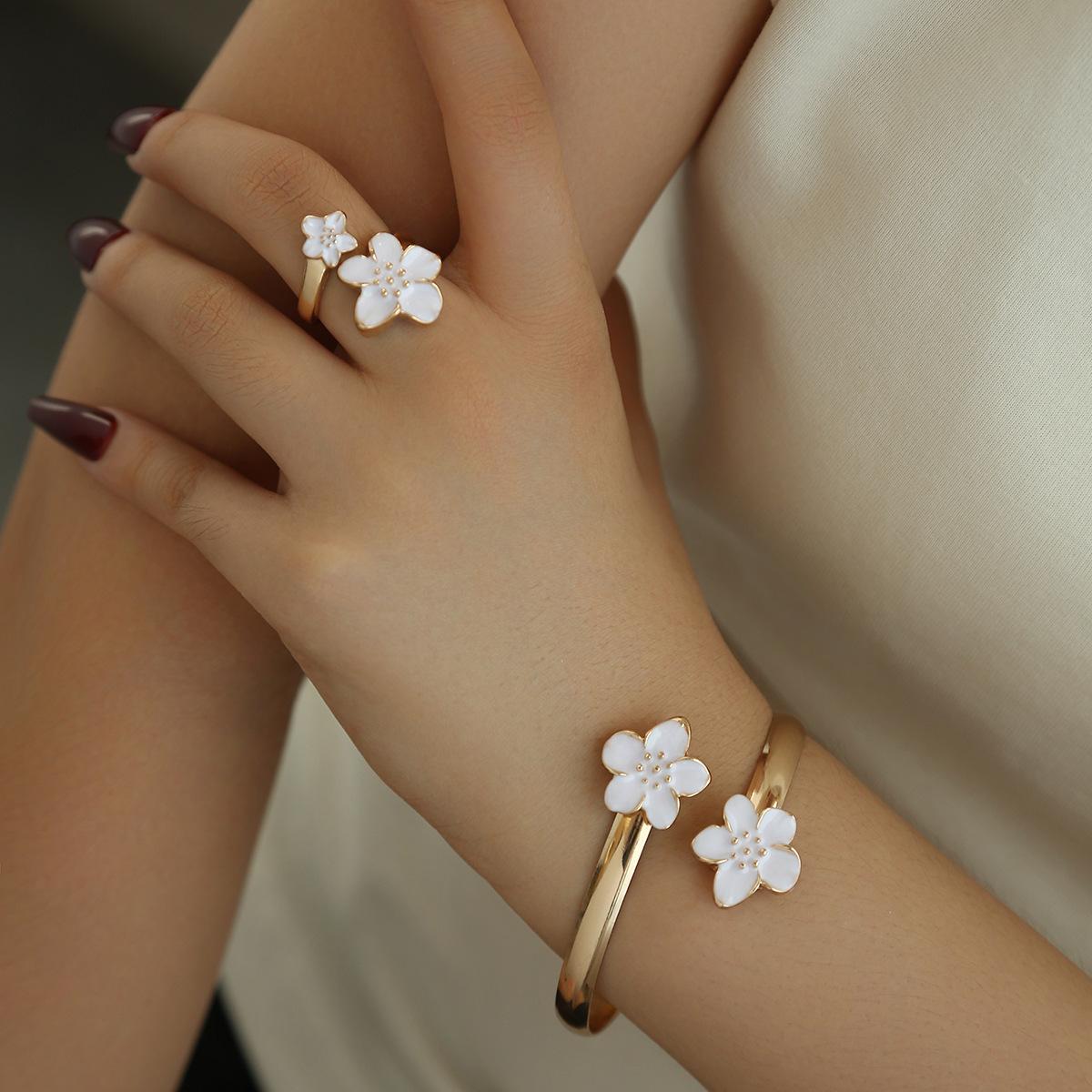 

Hot-selling creative personality creative flower shape bracelet ring combination opening adjustable jewelry