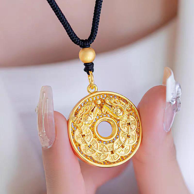 שרשרת תליון מטבע צ'יאנלונג טונגבאו: משוך עושר ומזל - עיצוב תחרת זהב חול עם מצפן.
