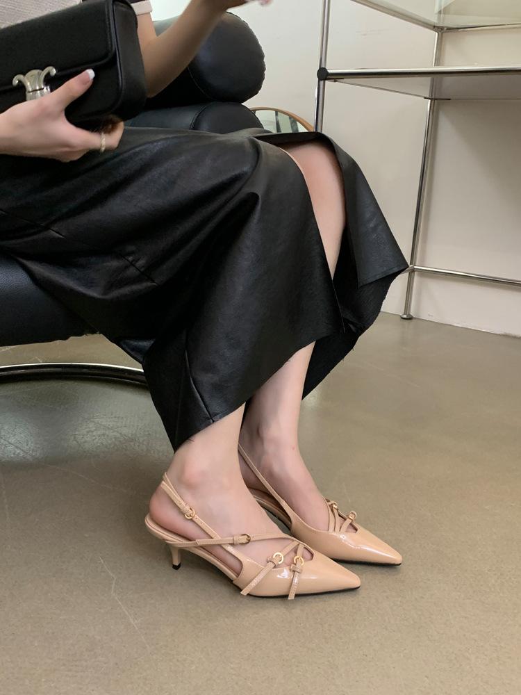 Neue Baotou Lackleder Ein-Wort-Schnalle Einzelne Schuhe Dünner Absatz Baotou Sandalen Damen Sexy Schwarze Seide Spitz High Heels