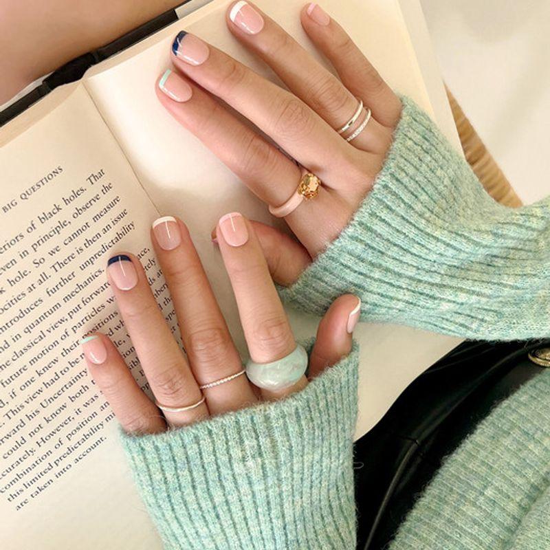 

Багаторазові нігтьові тіпси Нейтральний френч (Коротке каре)