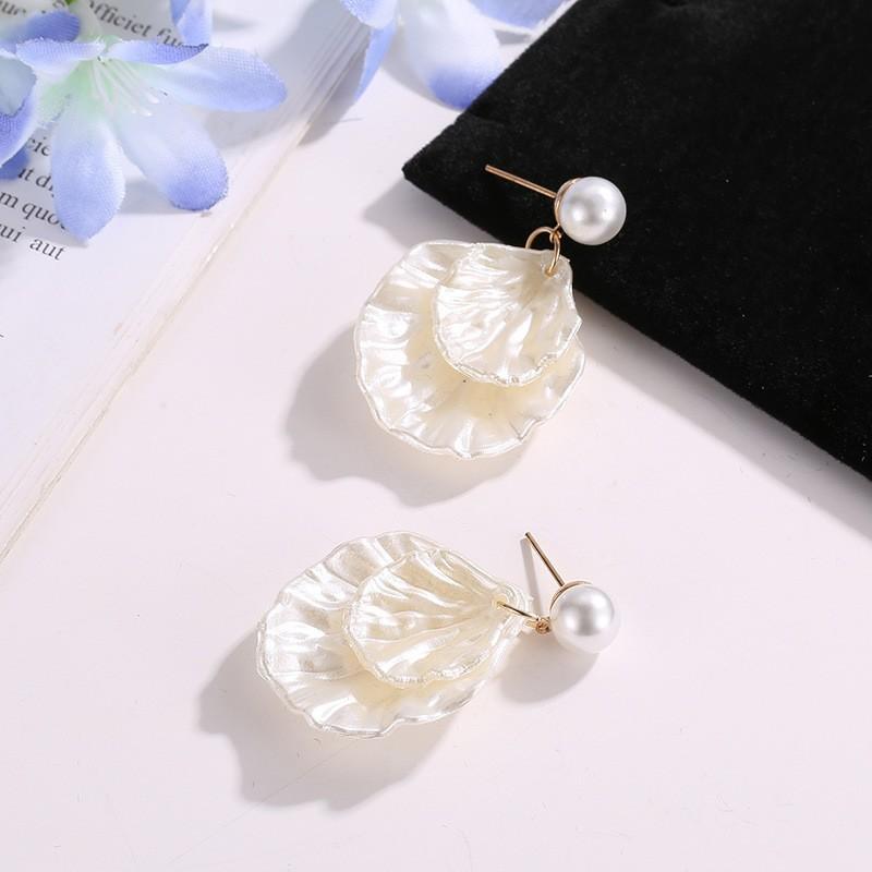 New Korean Style Temperament Pure White Pearl Shell Stud Earrings for Women Wedding Birthday Jewelry Sweet Gift Ladies Vintage