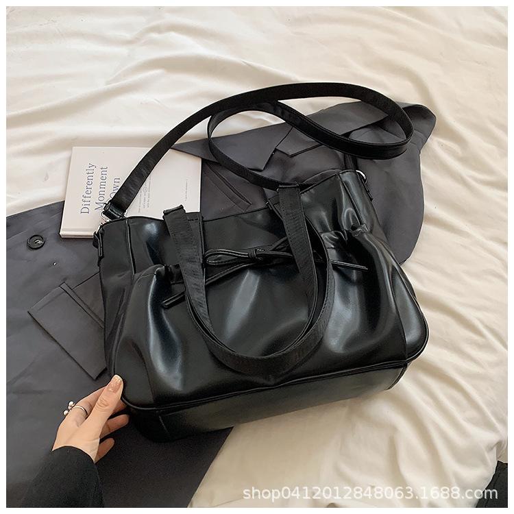 

Корейская версия сумки-тоут с бантом в иностранном стиле, женская 2025 новая, большой вместимости, универсальная сумка-мессенджер, повседневная сумка для поездок на работу чёрный