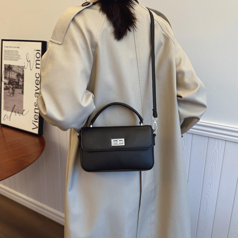 

Сумка Женская 2025 Осень и Зима Мода Повседневная Большая Вместимость Высокий Уровень Маленькая Квадратная Сумка На Одно Плечо Сумка Через Плечо Ретро Женская Сумка 23*6*14 чёрный