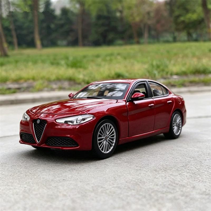 Bburago 1:24 Alfa Romeo Giulia Coupe Alloy Sports Car Model Diecast Metal Luxy Vehicle Car Model High Simulation Collection Gift