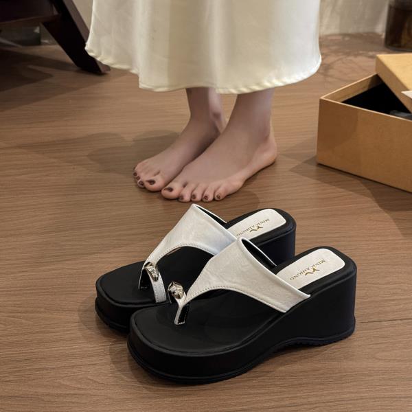Fashion Slippers Women Summer Female Shoes Rubber Flip Flops Slides On A Wedge Platform 2025 Hawaiian Scandals House Slippers Platform S