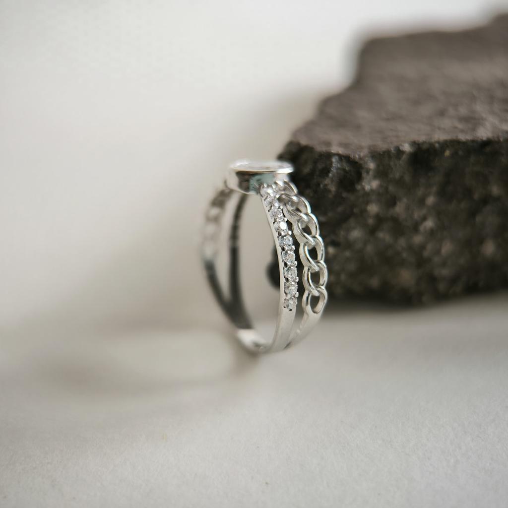 Серебряное кольцо с фианитами, вес изделия 1,49 гр (2209584)