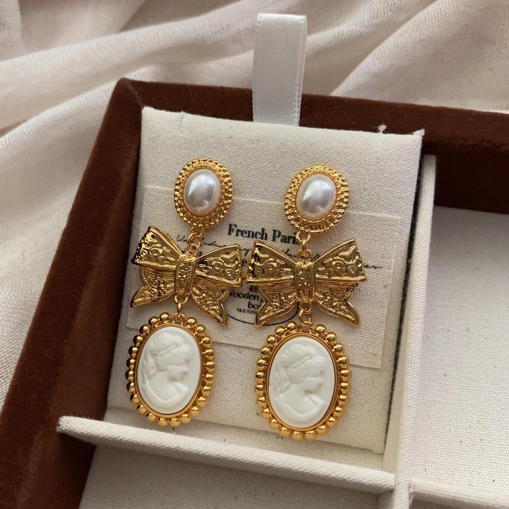 Retro Elegant Pearl Earrings Bow Queen Head Earrings Western Court Style Niche Exaggerated Stud Earrings