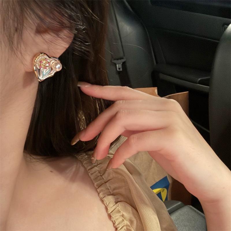 Love-themed Oil Painting Flowers Pearl Earrings for Women, Small-scale, Retro, High-end, Sophisticated Design, Exquisite Ear Ornaments.