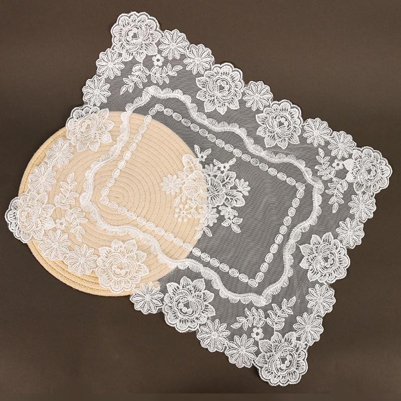 Broderte duker i mesh-stoff med blondekant - Dekorative brikker for nattbord, kaffebord eller fotorekvisitter.