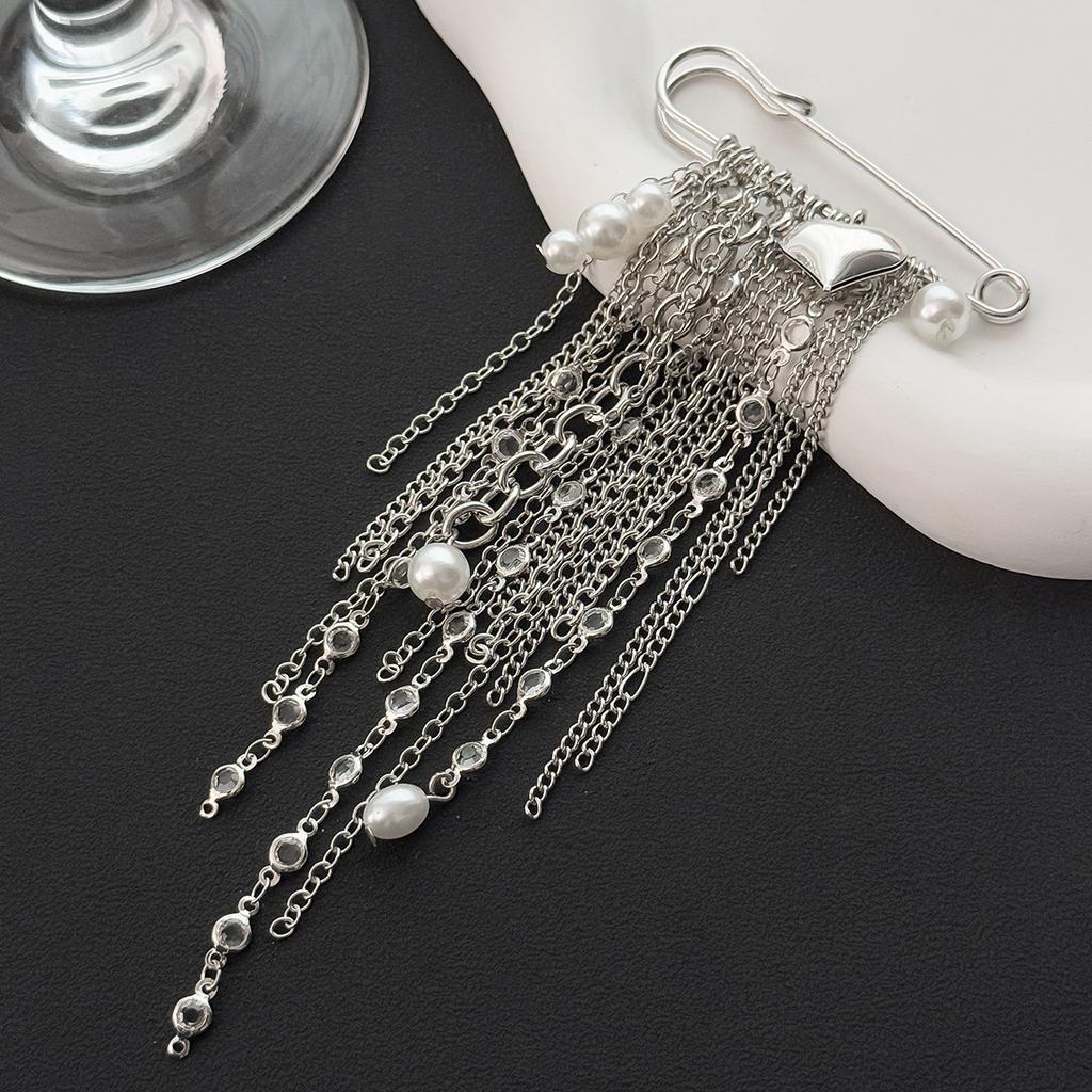 Exaggerated Personality Heart Multiple Chain Tassel Brooches for Women Fashion Imitation  Pearl Brooch Suit Pants Bag Decoration