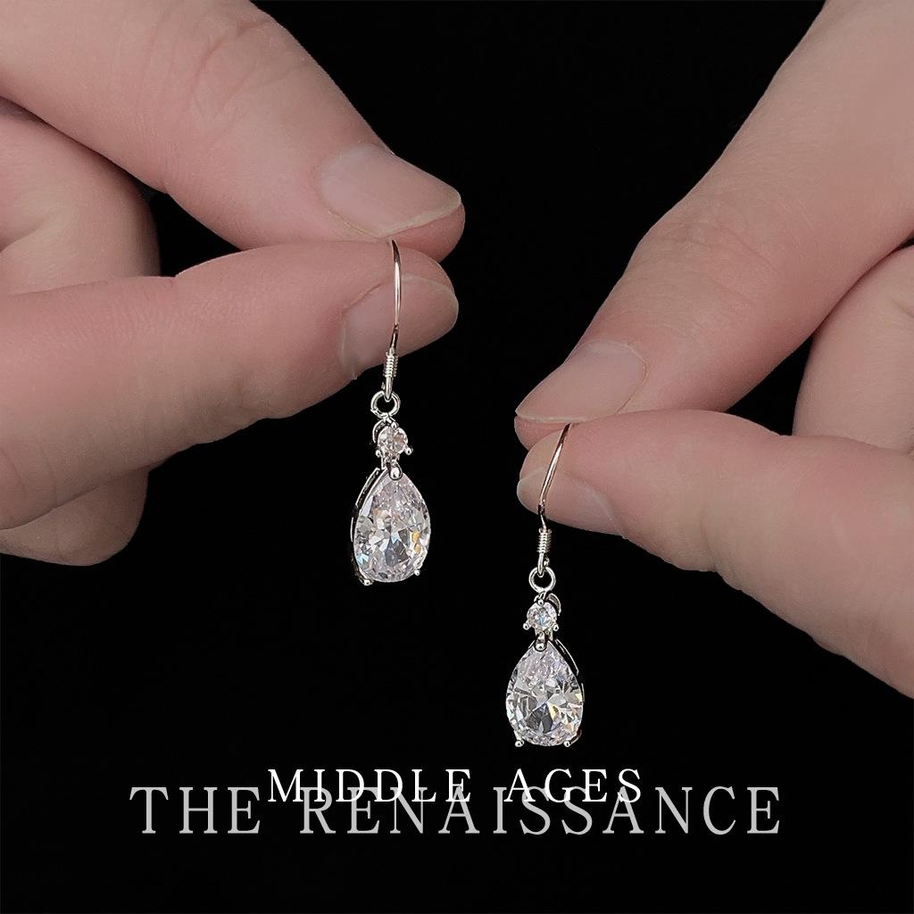 Water drop-shaped zircon earrings, light luxury temperament, dinner party style stud earrings, ear jewelry.