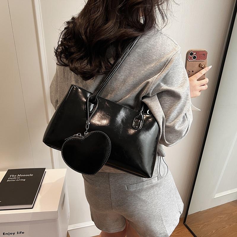 Premium sense 2025 new women's bags niche texture retro love pendant accessories