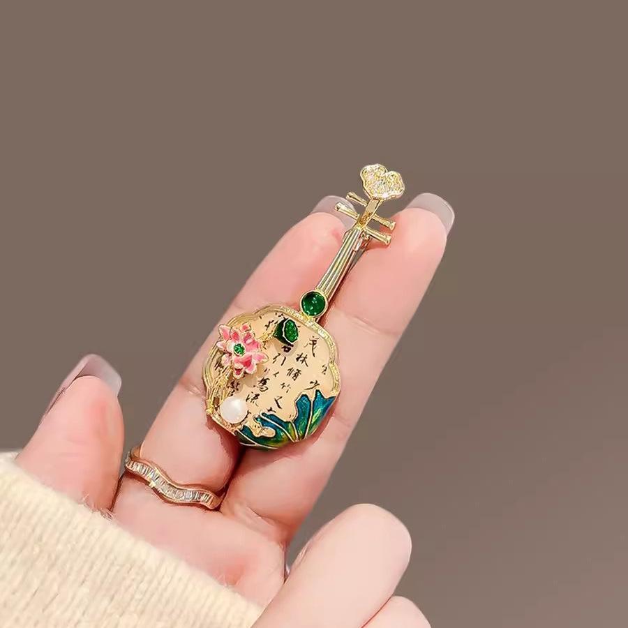 Chinese-style Pipa Brooch, High-end Women's Exquisite Musical Instrument Corsage, Niche Design Sense Brooch, Cheongsam