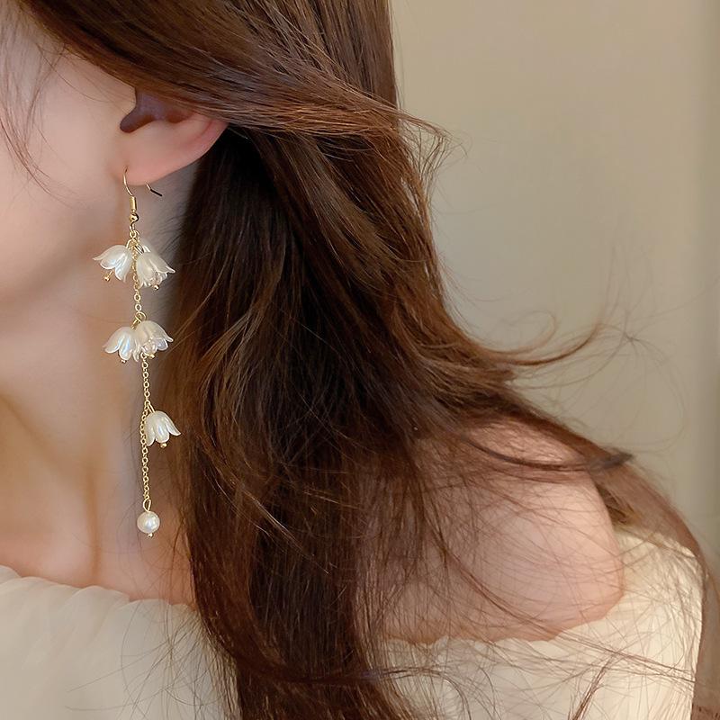 Boucles d'oreilles puces élégantes en argent avec fleurs de perles et pampilles - Mode française haut de gamme polyvalente