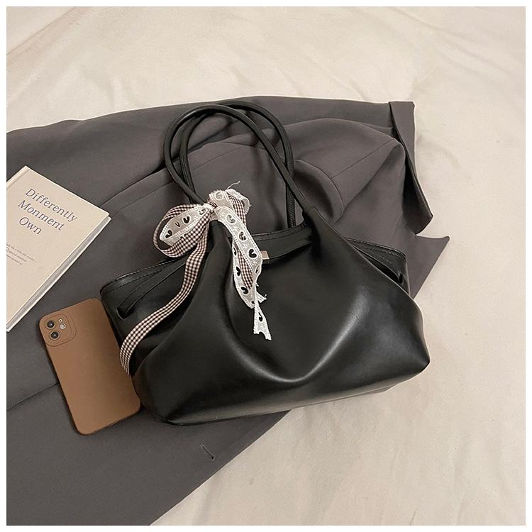 Large-capacity Commuter Underarm Bag, Simple, Fashionable and Versatile Texture, Premium Women's Shoulder Bag.